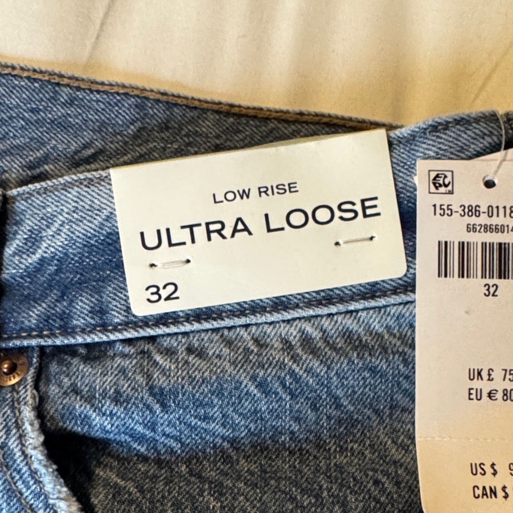 Abercrombie & Fitch Relaxed Fit Women’s Light Blue Denim Jeans - Picture 4 of 5